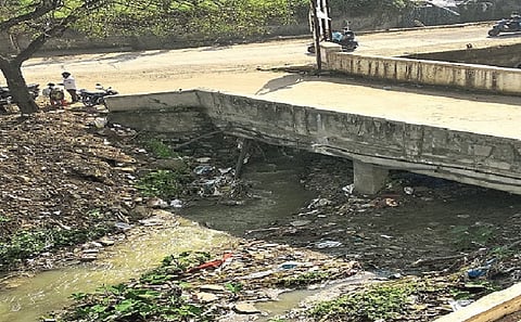 विठ्ठल संगम सोसायटीजवळ सांडपाणी वाहिनी फुटली