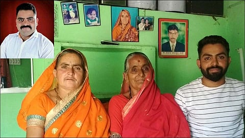 जितेंद्रची आई कल्पनाबाई, शेजारी आजी गोकुळबाई व लहान भाऊ नितीन माळी.