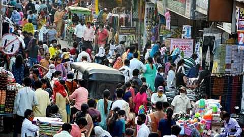 people crowd at pusad market for diwali shopping