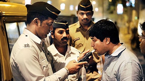 आज मद्यपींची ब्रेथ ऍनालायझर टेस्ट होणार नाही तर थेट ब्लड टेस्ट होणार, दोषी आढळल्यास सहकार्यांवरही कारवाई