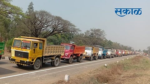 Donkey and dumper strike at District Collector office in Kolhapur strike marathi news