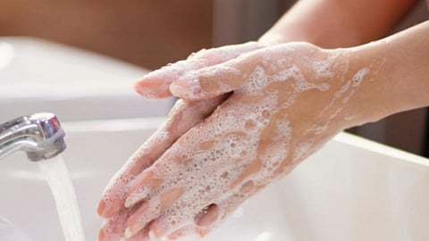 कोरोनाच्या भीतीने वारंवार हात धुताय, मग थांबा...