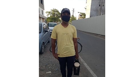 अंड्याने मारले, चहाच्या गोडीने तारले; माई-लेकराच्या कष्टाची कहाणी