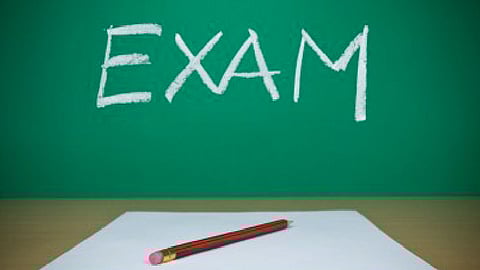 चार वर्षांत परीक्षा नसल्यामुळे स्वयंघोषित सर्पमित्रांचा सुळसुळाट