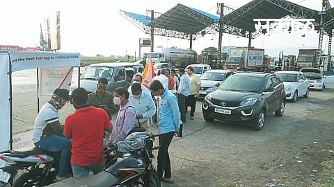 FasTag : आनेवाडी टोलनाक्यानजीक वाहनधारकांची खुलेआम लूट