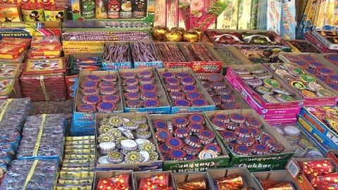 मुंबईत दिवाळीमध्ये फटाके फोडले, नियमभंगाच्या 40 प्रकरणांची नोंद