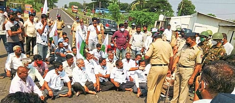 Swabhimani's road block for one-time FRP; agitation at Islampur- Sangali