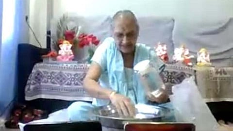 विद्यार्थी, पालकांनी बनविल्या गणेश मूर्ती; ऑनलाइन कार्यशाळेत मिळालं मार्गदर्शन