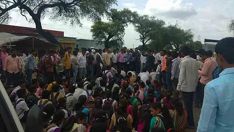 Student and Prahar unions agitation for road 