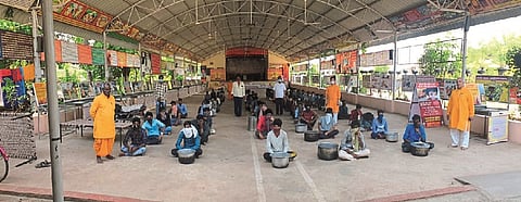 Gayatri family distributes two thousand boxes of food Hingoli news