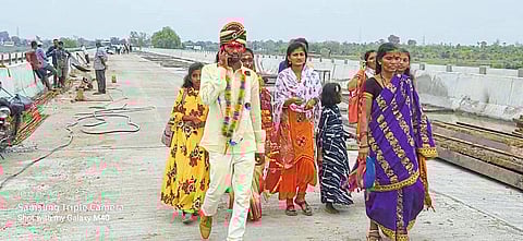 अहेरी : प्राणहिता नदीच्या पुलावरून पायी निघालेली वरात.