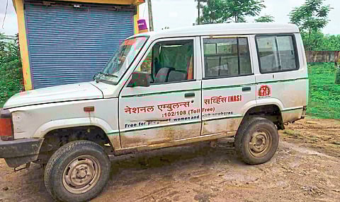 अहेरी : येथील आरोग्य विभागाची रुग्णवाहिका.