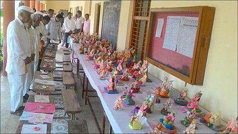 जळगावः गिरडला विद्यार्थ्यांनी बनविल्या दोनशे गणेशमूर्ती