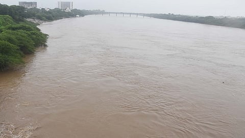 नांदेड - विष्णुपुरी प्रकल्पाचे तीन दरवाजे उघडण्यात आले असून गोदावरी नदी दुथडी भरुन वाहत आहे.