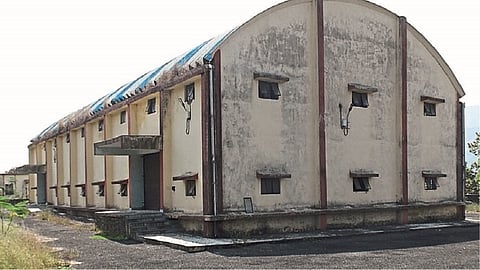 महाड : तीन वर्षांपासून कोळेसे येथील गोदाम धूळ खात पडलेले गोदाम.