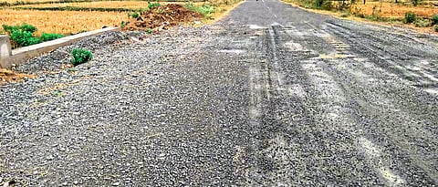 अर्जुनी मोरगाव : प्रवाशांसाठी जीवघेणा ठरणारा हाच तो राज्य महामार्ग.