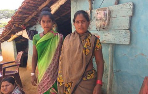 साकोली : समस्या मांडताना गोपाळ समाजातील महिला.