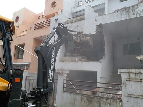 "हायटेंशन लाइन'खालील घरांवर बुलडोझर