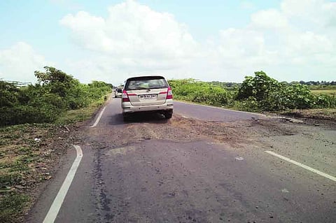 महामार्गाच्या कामात अनेक अडथळे; जिल्हाधिकाऱ्यांनी दखल, आणि दिल्या सुचना