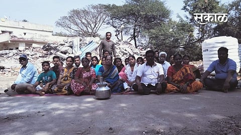 पहिल्या दिवशी गृहप्रवेश अन् दुसऱ्या दिवशी घर जमीनदोस्त!