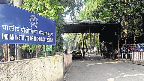 लॉकडाऊनमध्येही IIT ची पोरं मालामाल; प्लेसमेंटमध्ये विद्यार्थ्यांना कोटींचे पॅकेज