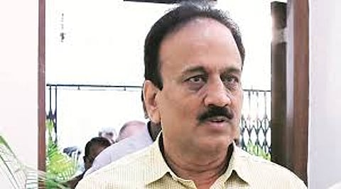 सरकारमधील मंत्र्यांनी पीकविमा कंपन्यांशी हातमिळवणी करून शेतकऱ्यांची केली फसवणूक : महाजन