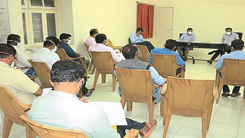 Evacuate the people in the place where the flood waters spread ...