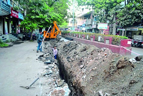 जळगाव शहरातील साडेसहाशेपैकी पाचशे किलोमीटर रस्ते खोदलेले