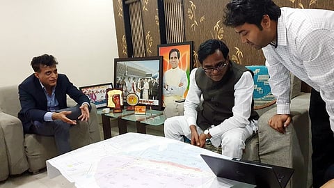जालना : दरेगाव येथील ड्रायपोर्ट प्रकल्पाला माहिती घेताना केंद्रीय राज्यमंत्री रावसाहेब दानवे. सोबत "जेएनपीटी'चे अध्यक्ष संजय सेठी व अन्य.