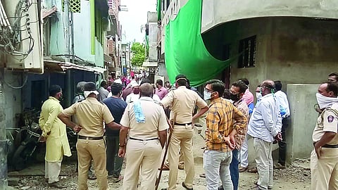 कामठी : परिसरात रूग्ण आढळल्यानंतर परिसर सील करताना पोलिस.