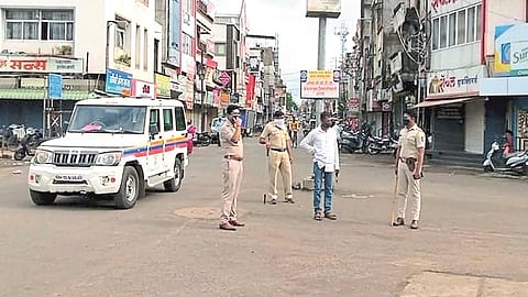 Police strict for discipline in public curfew of Sangali