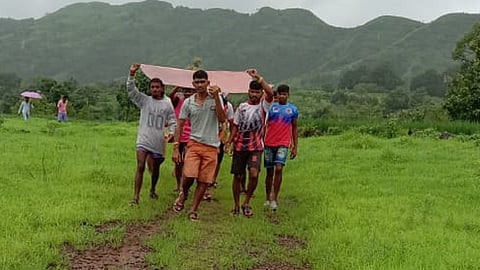 कर्जत : रुग्णाला अशा प्रकारे झोळी नेण्यात येते.