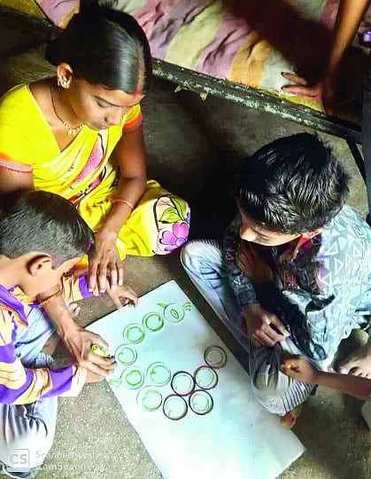 काटोल ःपालकांसोबत चित्रकलेत रमलेले चिमूकले.