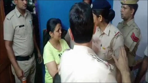 Woman detained for throwing slipper at Navjot Singh Sidhu