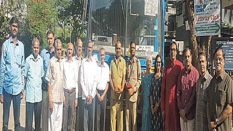 परमहंसनगरने केला बसचा वाढदिवस साजरा