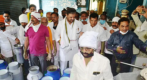 गोंदिया : दूध खरेदी केंद्राची पाहणी करताना सुनील केदार.