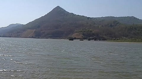 boat collapse and in ratnagiri one man dead and one not found