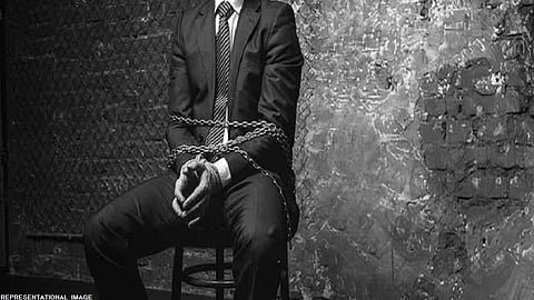 धक्कादायक ! पैसे परत केले नाही म्हणून एअर इंडीयाच्या अभियांत्यावर ओढवली 'ही' वेळ