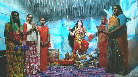 धामणगावरेल्वे : महाकालीच्या पूजाअर्चेत सहभागी किन्नर.