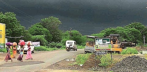 कुंभार पिंपळगाव : परिसरात रविवारी सायंकाळी आकाशात दाटून आलेले ढग.