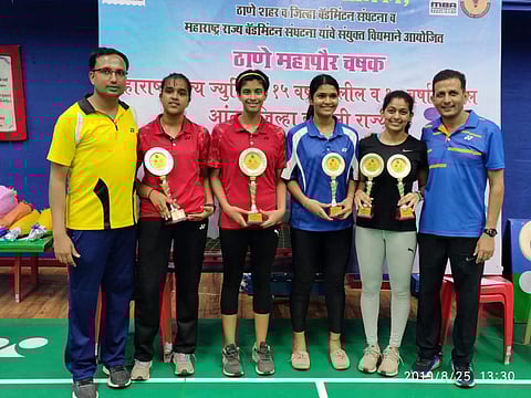 प्रशिक्षक चेतक खेडीकर व प्रसाद साधनकर यांच्यासोबत 15 वर्षांखालील मुलींच्या दुहेरी गटात विजेतेपद पटकाविणाऱ्या आसावरी व निकितासह अदिती साधनकर.