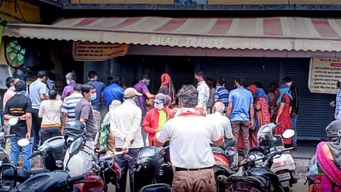 lockdown fear market shop crowd grocery