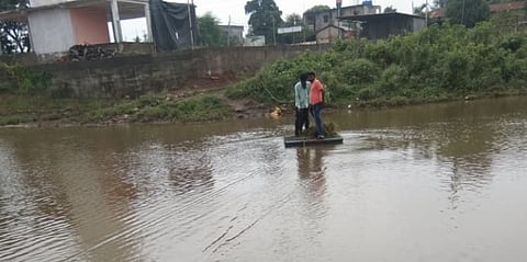 Akola News: While crossing the river, four women suddenly fell into the flood waters