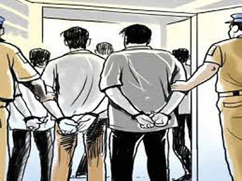 वाहने अडवून लुटणारी टोळी जेरबंद !