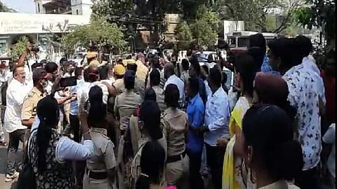 Burning of a representative statue of Minister Vijay Wadettiwar kolhapur latest news
