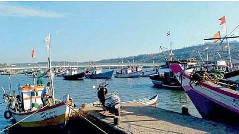 on fourth day fishing business stop in ratnagiri