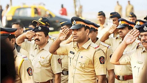 कोरोनाने मृत्यू ओढवलेल्या पोलिसांच्या कुटुंबियांना पंधरा कोटी दहा लाख रुपयांचे वाटप