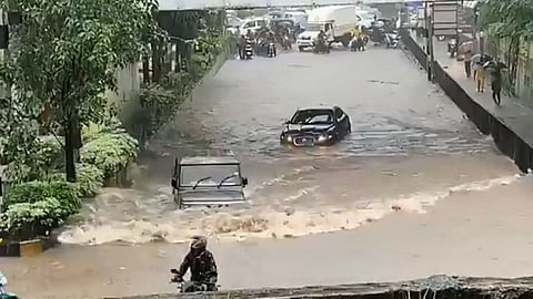 mahindra bolero beats Jaguar in Mumbai floods video get viral