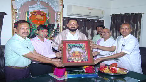 माहूरला रेणुकादेवी मंदिरात जिल्हाधिकारी डॉ. विपीन ईटनकर यांचा सत्कार करण्यात आला.