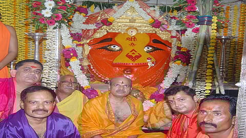 नांदेड ः माहूरगडावर श्री रेणुकादेवीची शनिवारी उत्साहात घटस्थापना करण्यात आली.